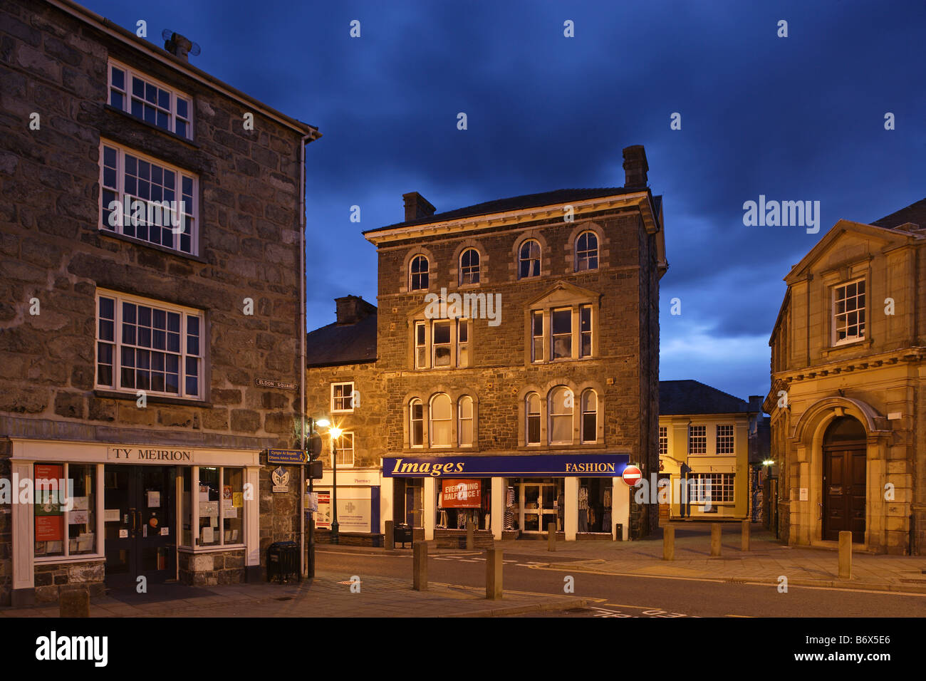 Le centre-ville de Dolgellau bâtiments typiques de galles Ceredigion Eldon Square UK Banque D'Images