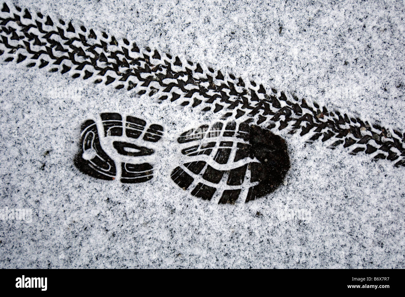 La formation d'un temps froid joggers chaussures formateur imprimer et une trace de pneu vtt imprimé sur une couche de neige en poudre Banque D'Images