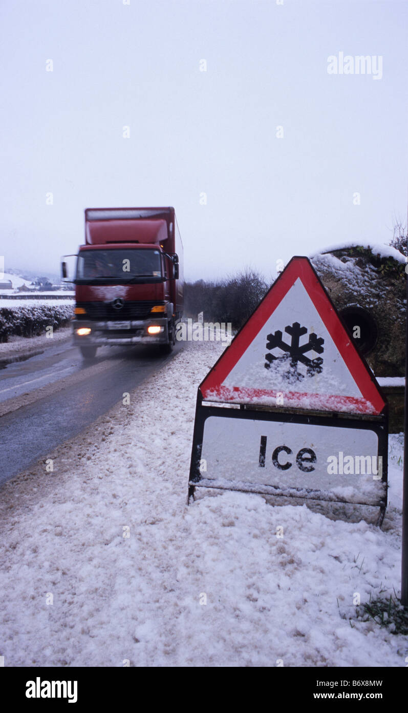 Camion voyagent en hiver neige panneau d'avertissement de passage de route glacée près de Thirsk Yorkshire UK Banque D'Images