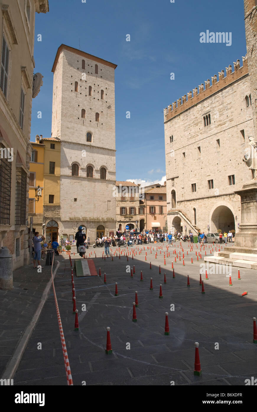 Essais de scooters pour les sections locales, un dimanche matin dans la Piazza del Garibaldi, Todi Ombrie Banque D'Images