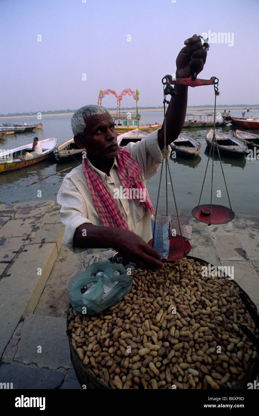 Inde, Varanasi, rivière Ganges, vendeur de cacahuètes avec équilibre Banque D'Images