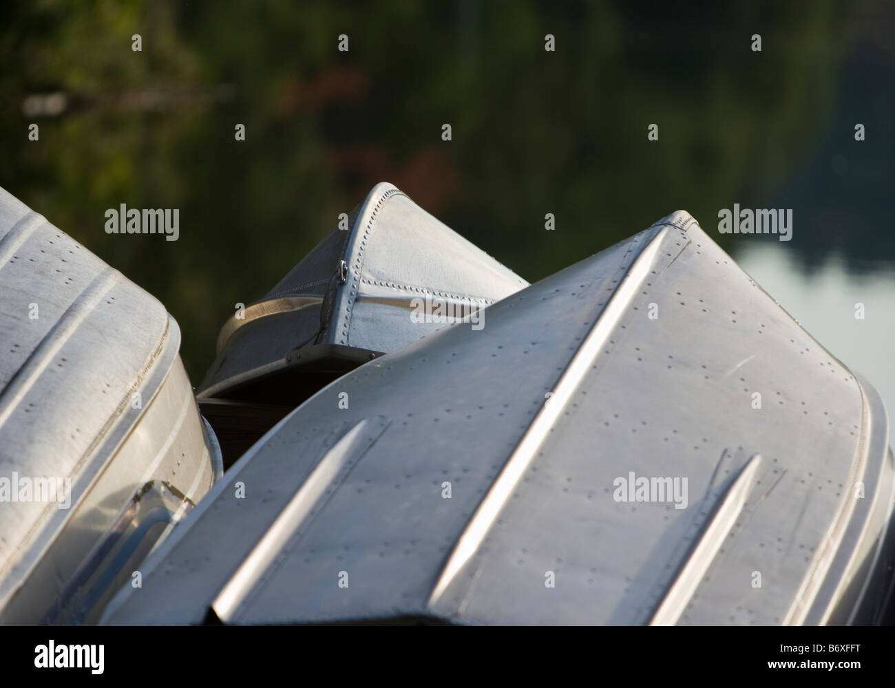 Chaloupes amarré au bord d'un lac, Banque D'Images