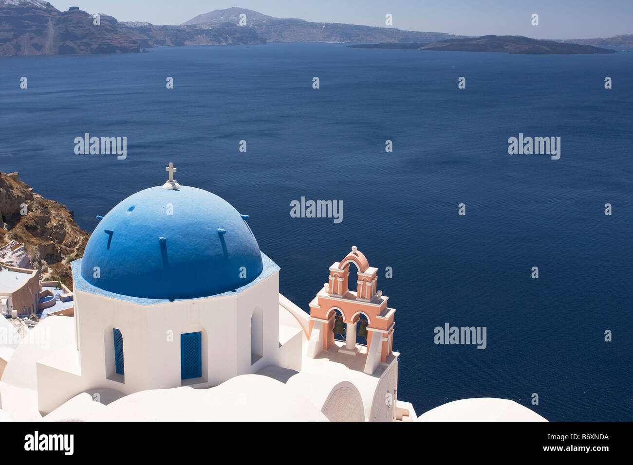 Vue de la falaise spectaculaire village d''Oia, Santorini, Cyclades, Grèce Banque D'Images Vue de la falaise spectaculaire village d''Oia, Santorini, Cyclades, Grèce Banque D'Images