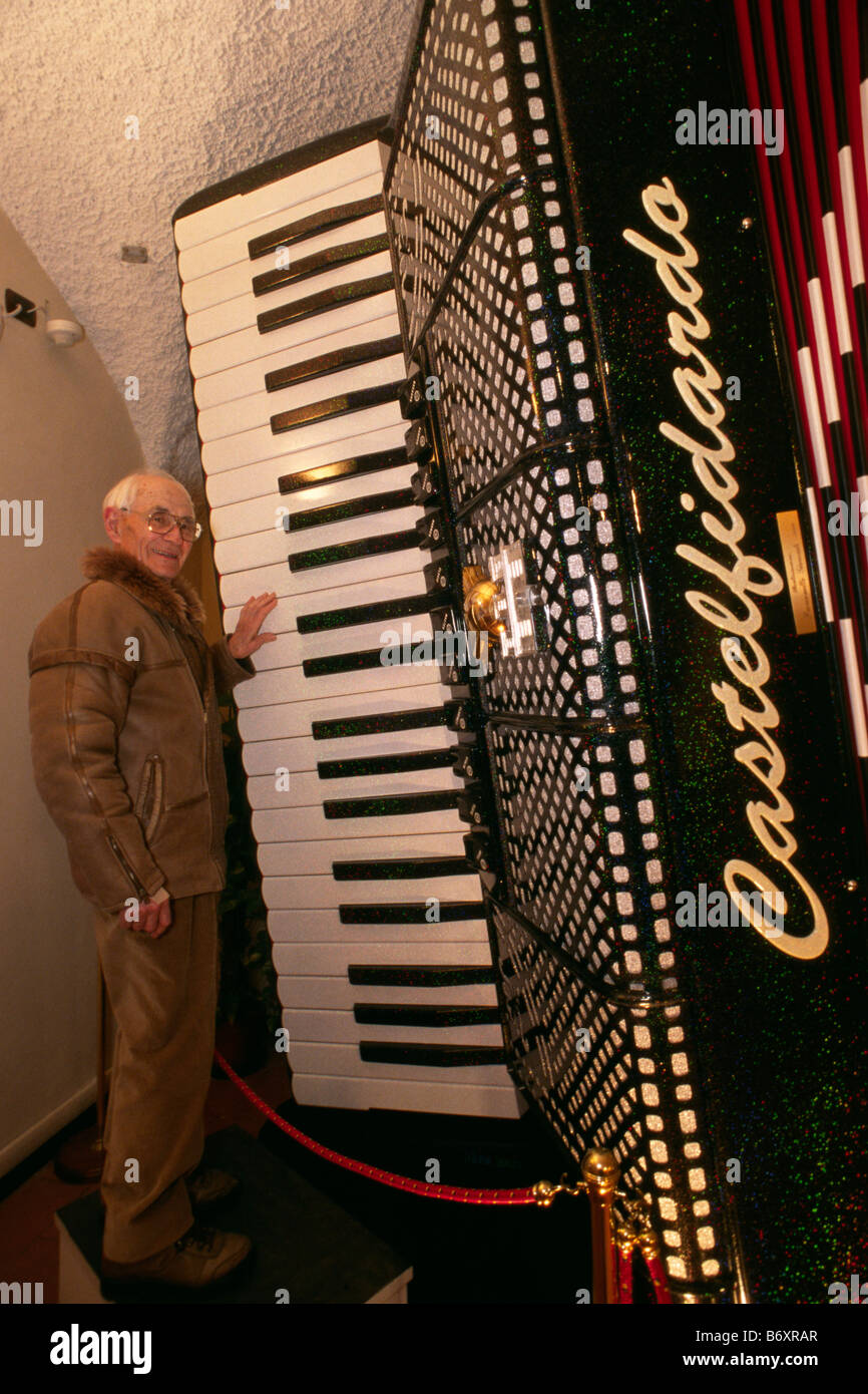 Italie, le Marche, Castelfidardo, Museo Internazionale della Fisarmonica, le plus grand accordéon du monde Banque D'Images