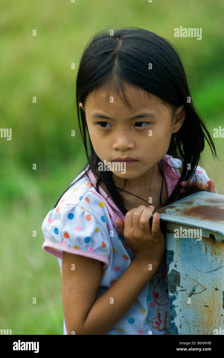 Petite fille vietnamienne sur la route de Hanoi, Vietnam Banque D'Images