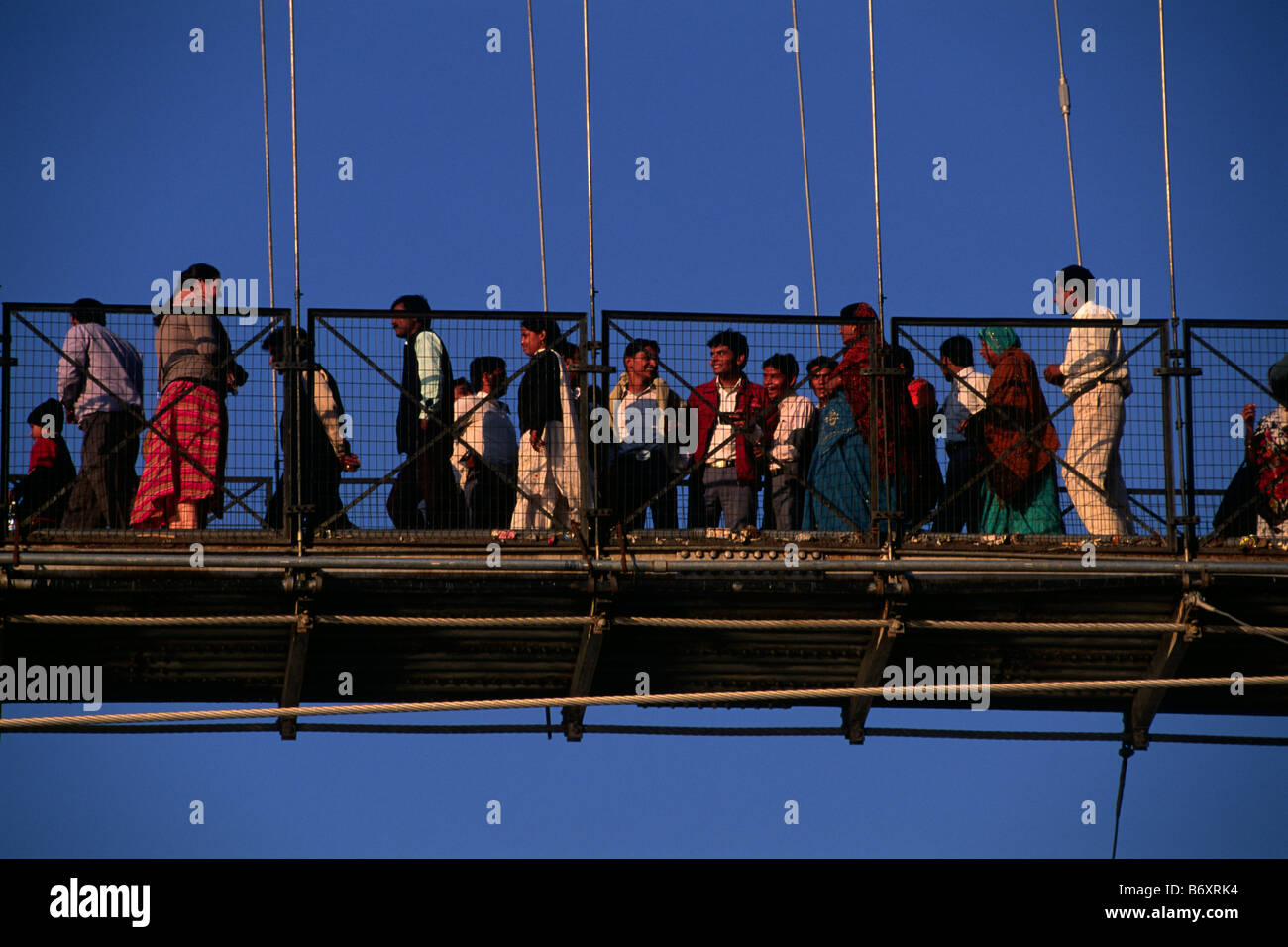 Inde, Uttarakhand, Rishikesh, personnes traversant le pont suspendu Lakshman Jhula Banque D'Images