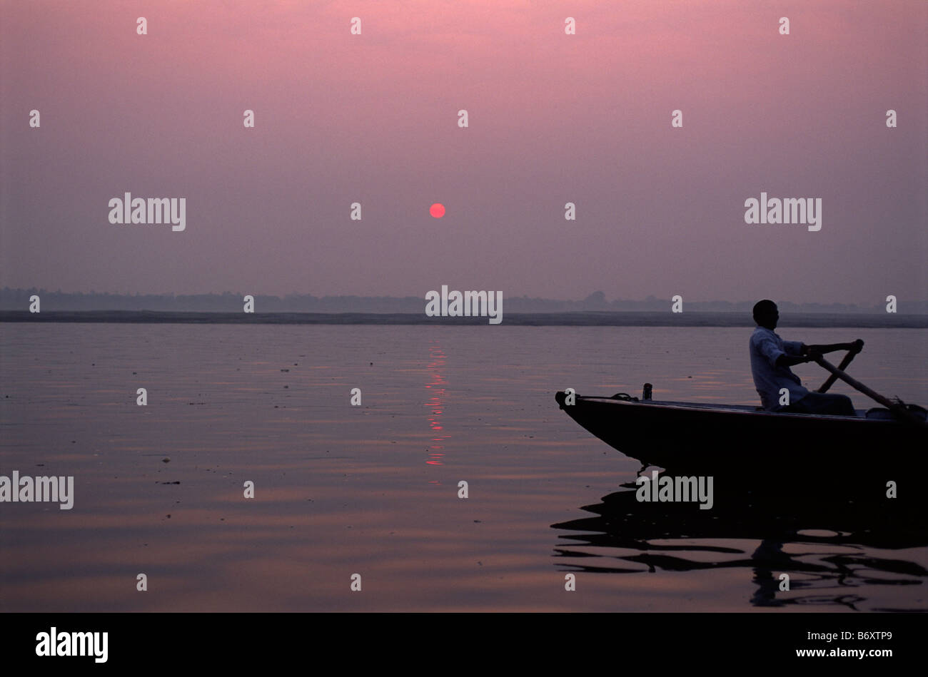 Inde, Varanasi, rivière Ganges, bateau au lever du soleil Banque D'Images