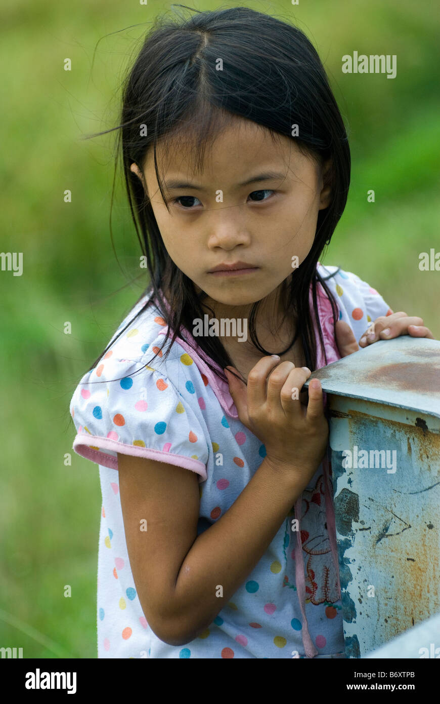 Petite fille vietnamienne sur la route de Hanoi, Vietnam Photo Stock - Alamy