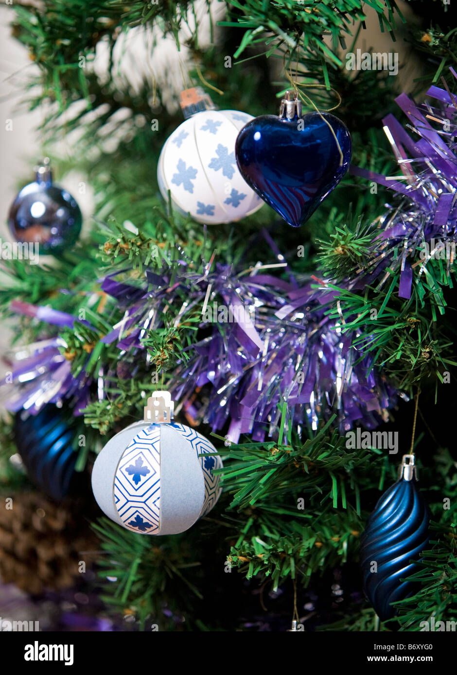 Le papier et l'arbre de Noël métallique bauble décorations de Noël avec les guirlandes Banque D'Images