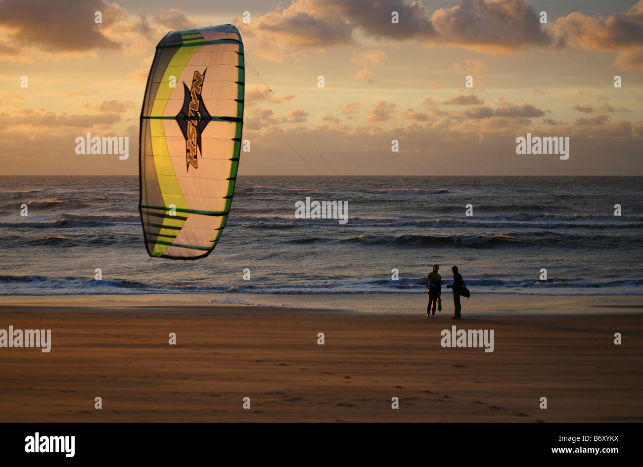 Kite surfer parler à un photographe Banque D'Images