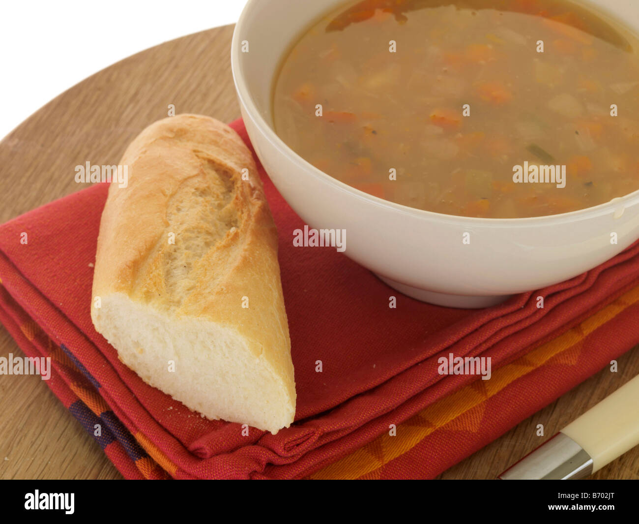 Bol de poulet frais sain Réchauffement de la soupe à l'orge et isolé sur un fond blanc avec aucun peuple et un chemin de détourage Banque D'Images