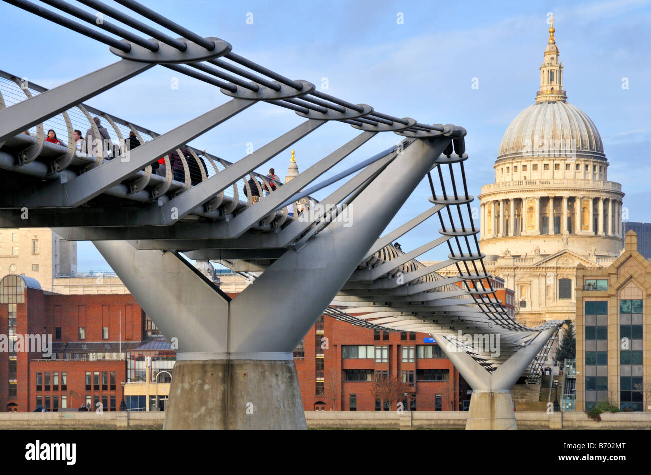 Millennium Bridge 'wobbly" et la cathédrale St Paul London United Kingdom Banque D'Images