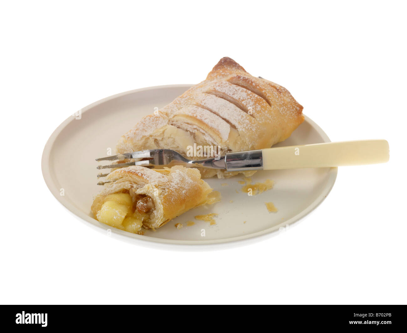 Du Strudel aux pommes feuilletée Dessert isolé sur un fond blanc avec aucun peuple et un chemin de détourage Banque D'Images