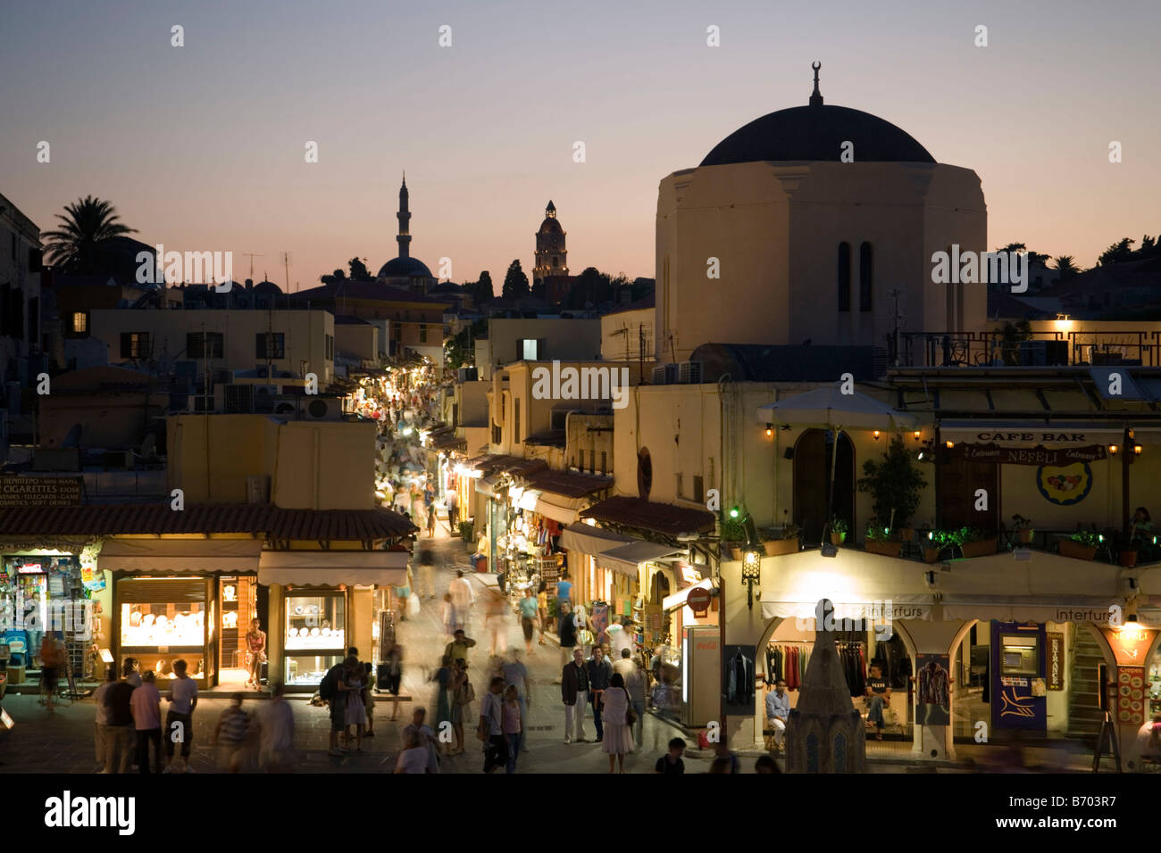 Vue sur la rue commerçante en Ippokratou Platia Odos avec Chadrevan 177, Sygrou mosquée dans la soirée, la ville de Rhodes, Rhodes, grecque Banque D'Images