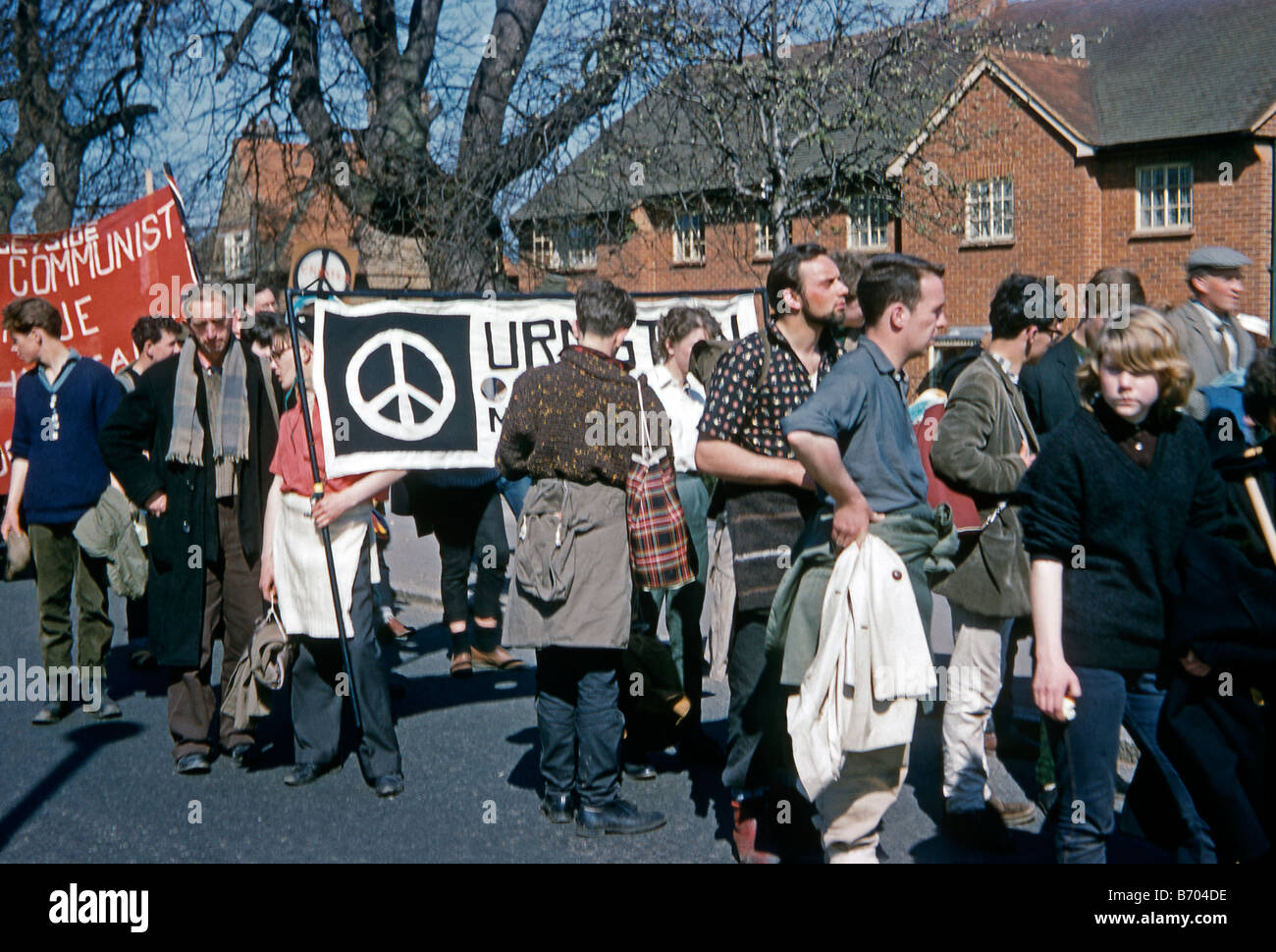 Des marcheurs à l'ouest de Londres, sur leur chemin vers le centre de Londres sur le CND Aldermaston mars en 1962. Banque D'Images