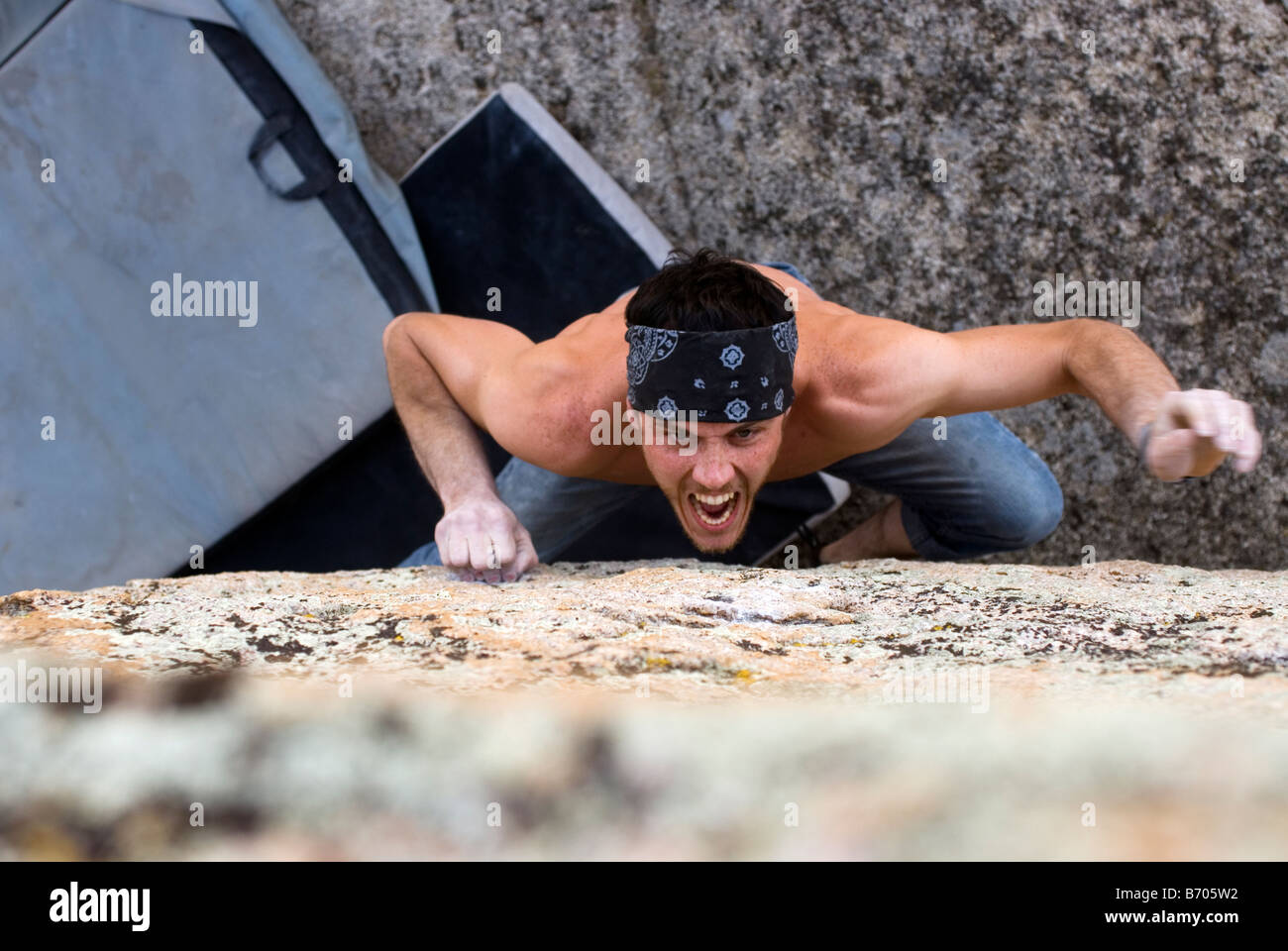 Jeune homme escalade les rochers de granit à Bishop, en Californie Banque D'Images