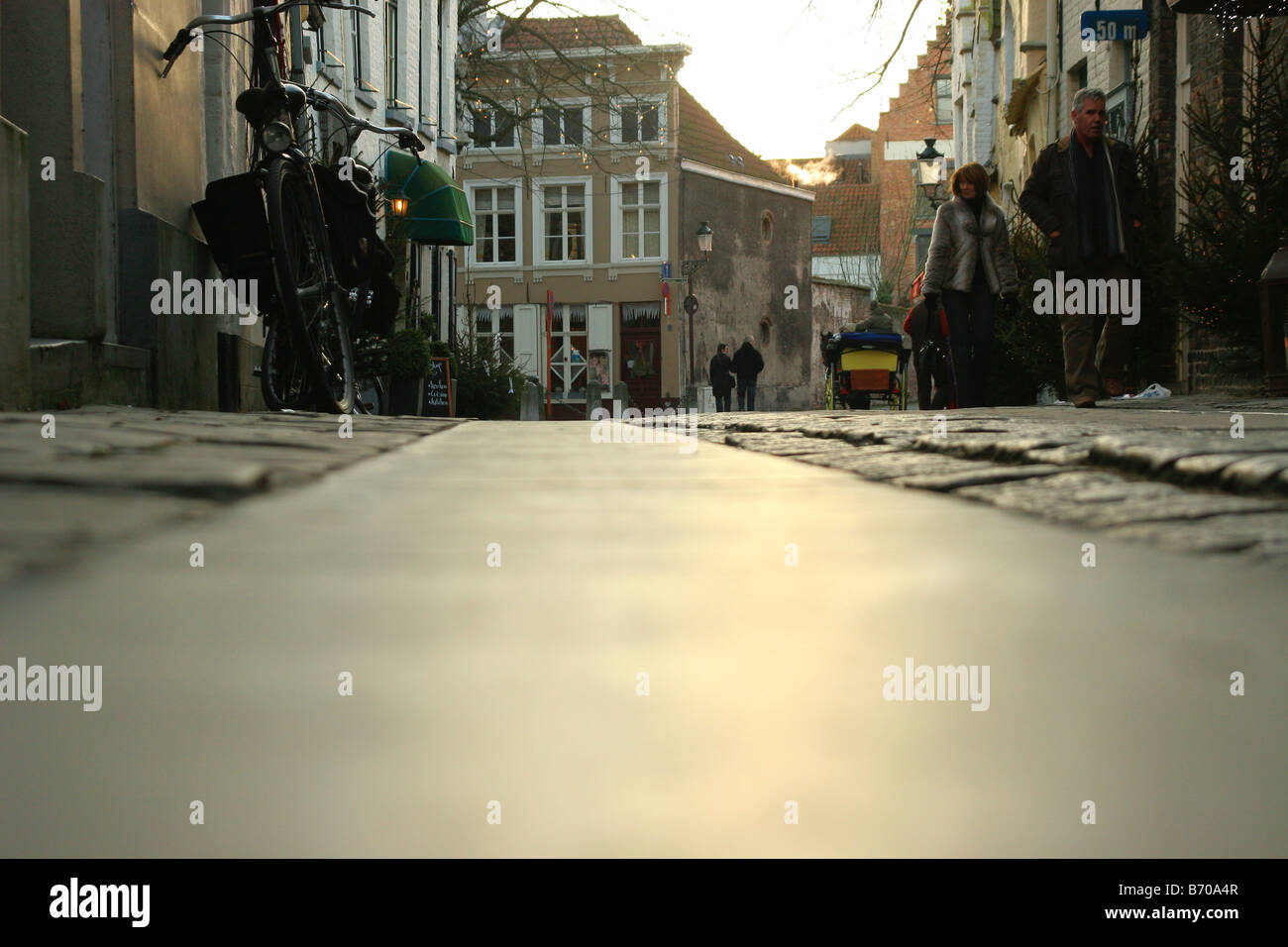 Sur le trottoir d'une rue de Bruges belgique Banque D'Images