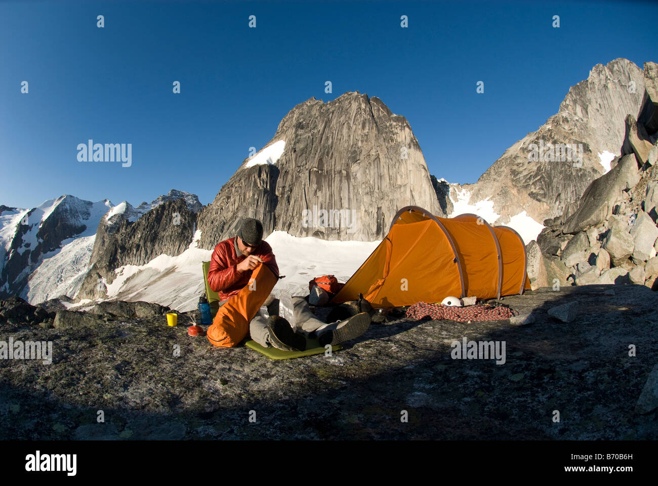 L'homme à un panorama de camping, parc provincial Bugaboos, British Columbia, Canada. Banque D'Images