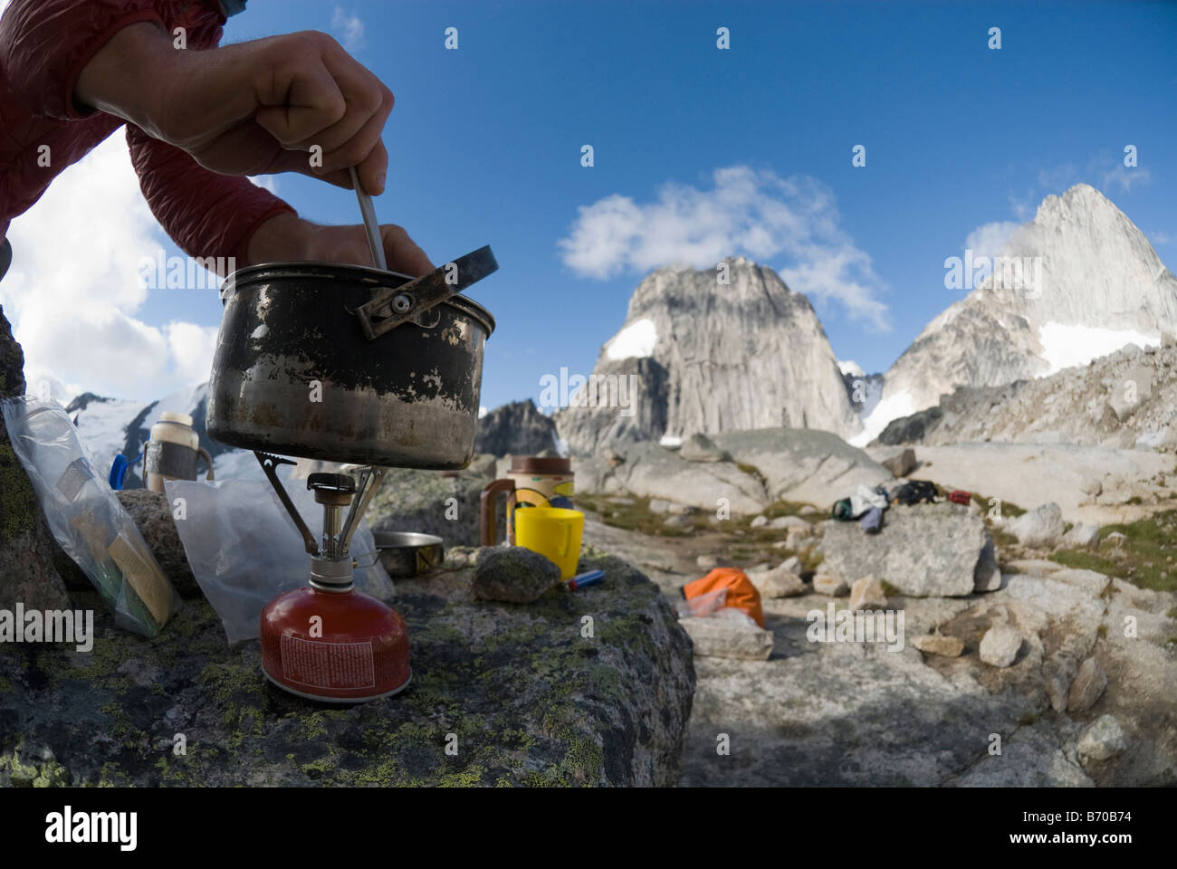 L'homme à un panorama de camping, parc provincial Bugaboos, British Columbia, Canada. Banque D'Images