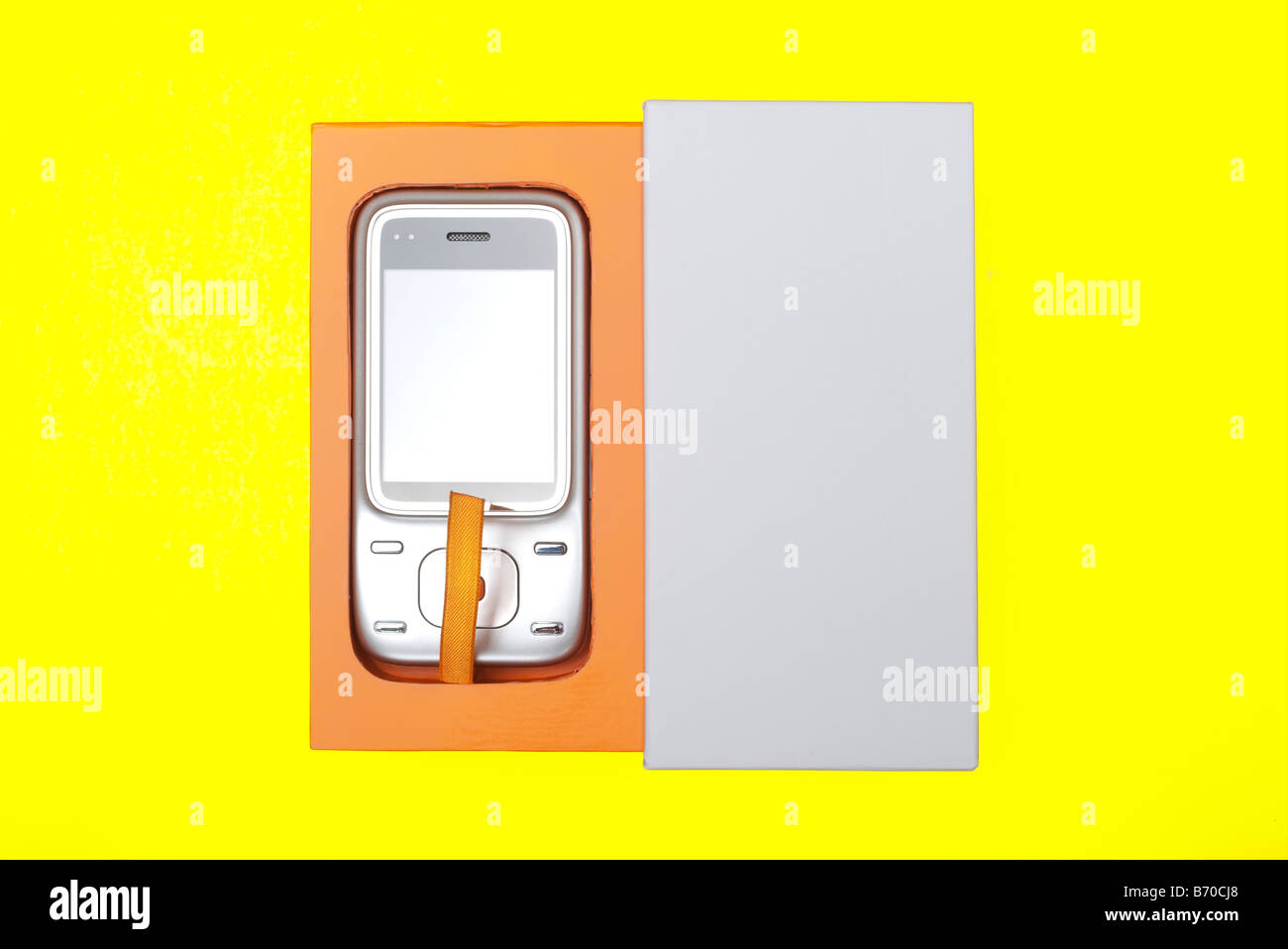 Téléphone mobile à l'intérieur d'un paquet en carton orange et blanc fort  sur un fond jaune Photo Stock - Alamy