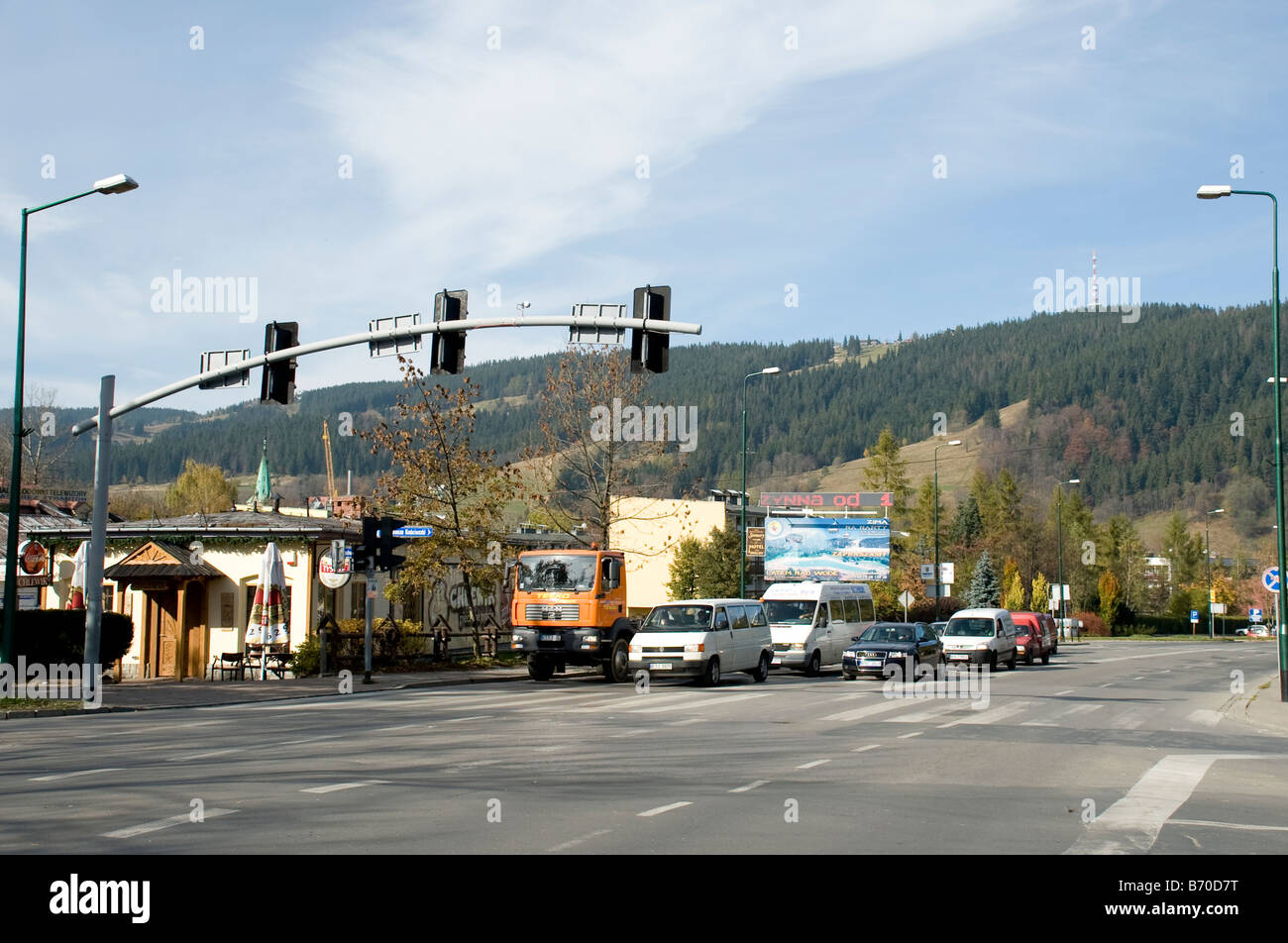 En attente de la circulation aux feux de circulation dans la ville de Zakopane en Pologne Banque D'Images