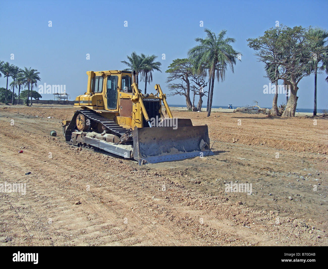 À partir de bulldozer les bases d'un nouvel hôtel proche plage Koto en Gambie, Afrique de l'Ouest. Banque D'Images