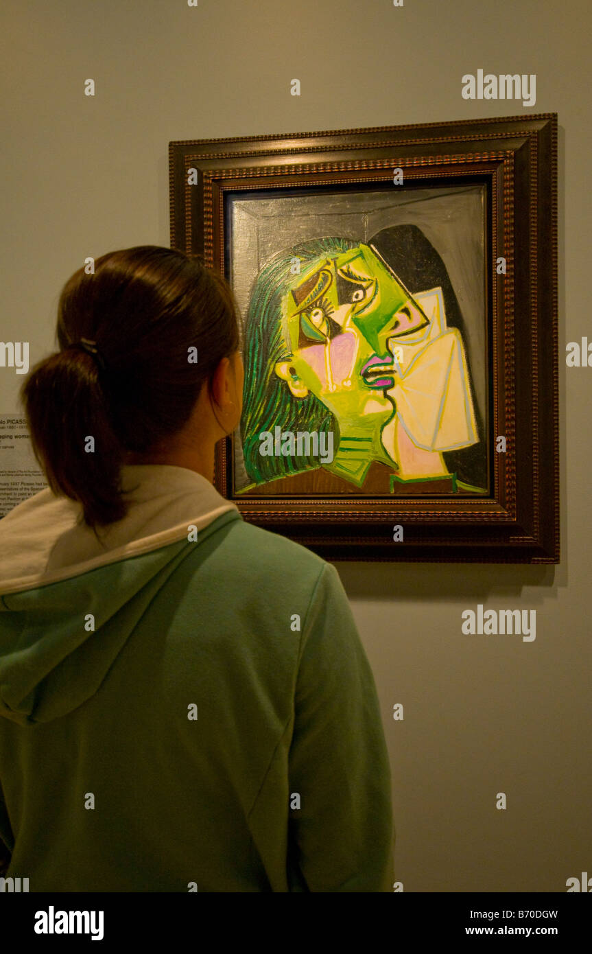 Girl looking at Picasso peinture 'Femme avec larme ' dans la Galerie nationale de Victoria Banque D'Images
