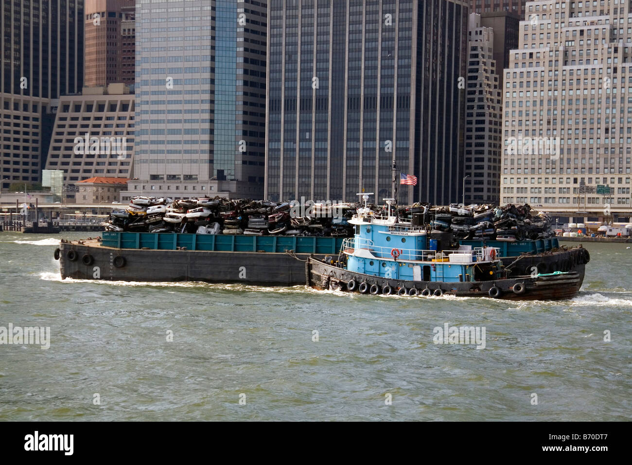 Le guidage d'un remorqueur chaland d'ordures sur l'East River à New York New York USA Banque D'Images
