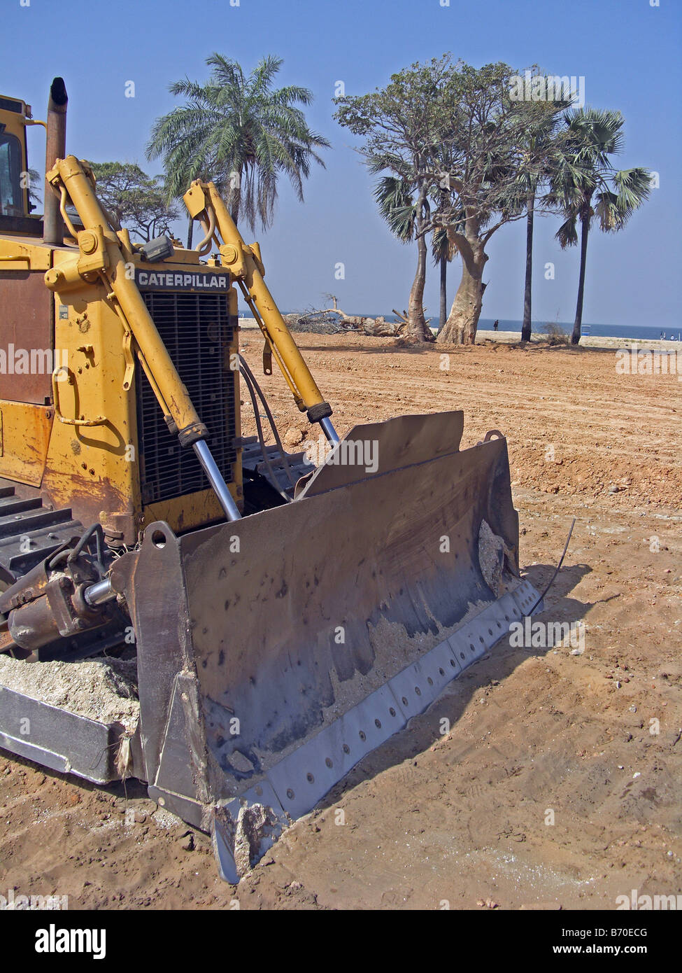 À partir de bulldozer les bases d'un nouvel hôtel proche plage Koto en Gambie, Afrique de l'Ouest. Banque D'Images