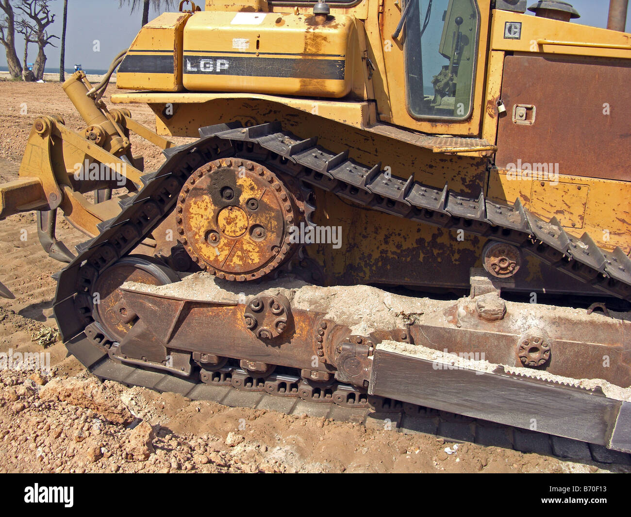 À partir de bulldozer les bases d'un nouvel hôtel proche plage Koto en Gambie, Afrique de l'Ouest. Banque D'Images