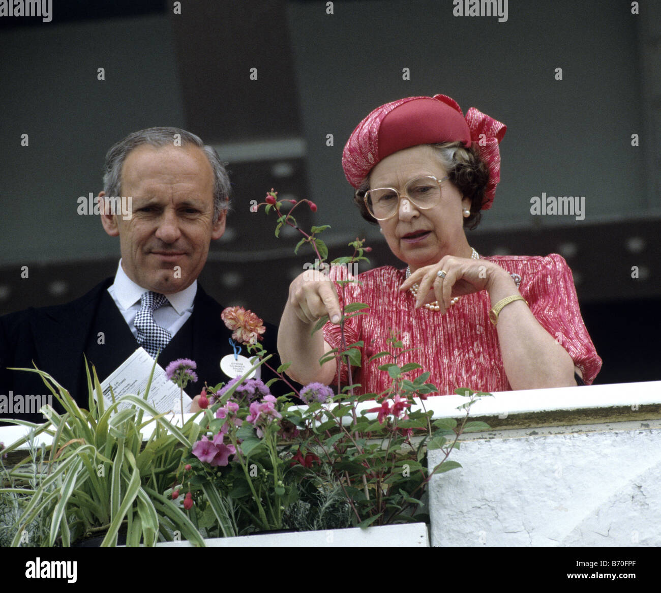 William Heseltine et La Reine Elizabeth II lors de courses d'Epsom 1989 Banque D'Images