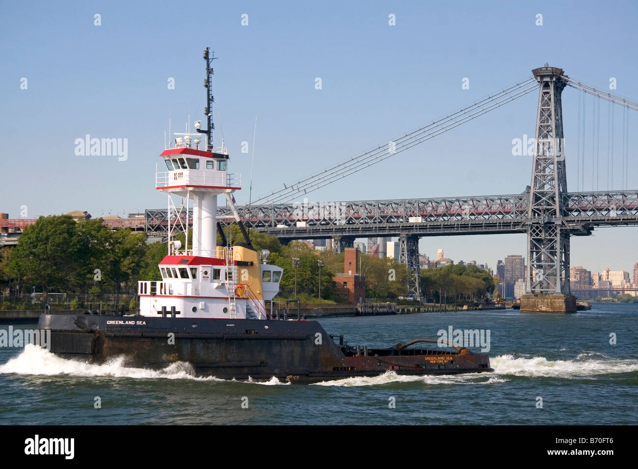 Remorqueur sur l'East River à New York New York USA Banque D'Images