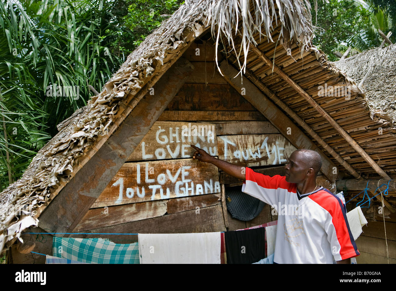 Le Suriname, Laduani, sur la rive de la rivière Suriname Boven. L'homme de tribu Saramaccaner montrant sa relation avec le Ghana. Banque D'Images