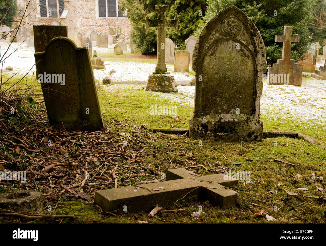 Une pierre tombale brisée gisant dans un cimetière. Banque D'Images