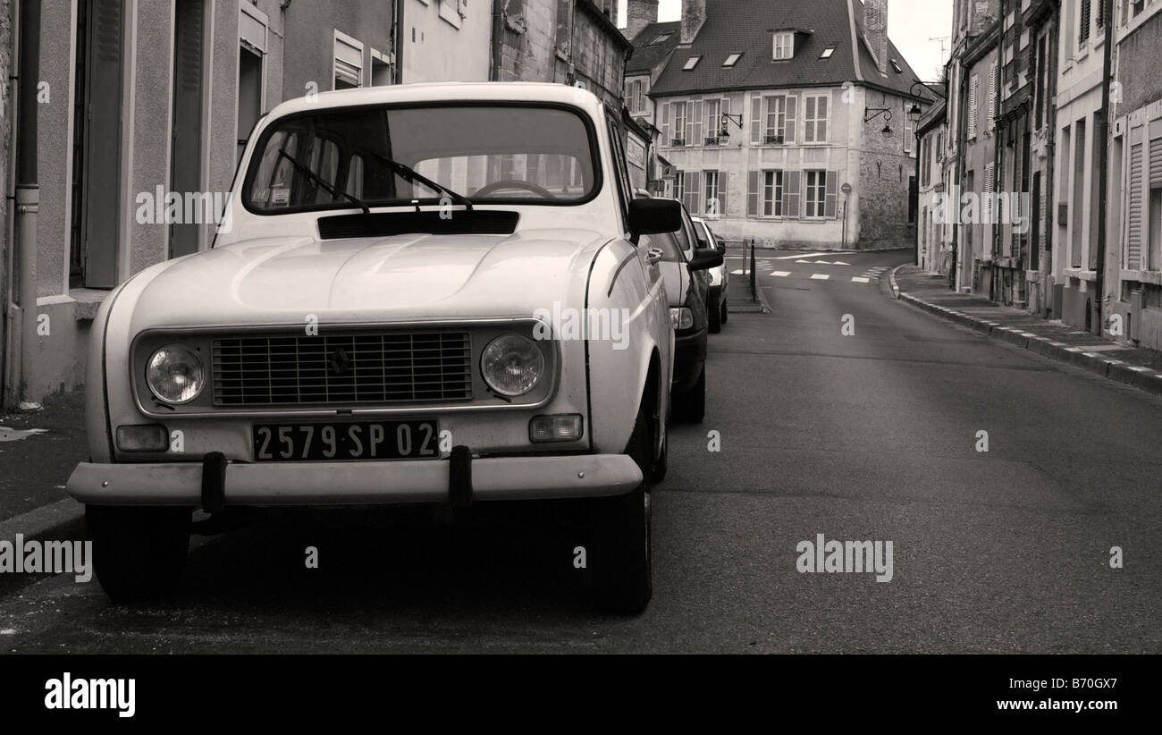 Renault 4 dans la ville française de Laon Banque D'Images
