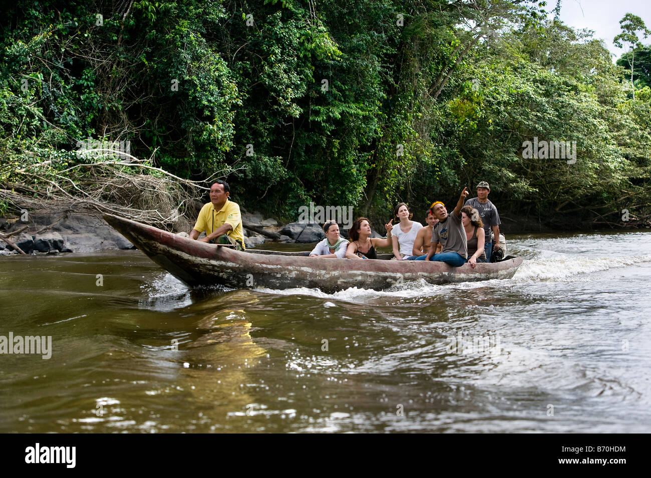 Le Suriname, Kwamalasamutu, les touristes en tournée avec creusés dans des canots, appelé 'korjaal', sur la rivière Sipaliwini. Banque D'Images