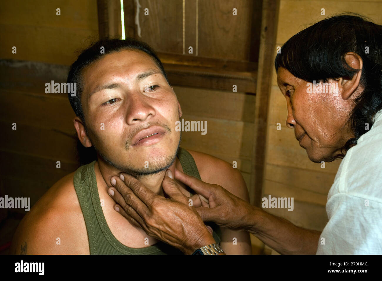 Le Suriname, Kwamalasamutu, accueil des peuples indiens. Chaman Indien Trio appelé Amasina examining patient. Banque D'Images