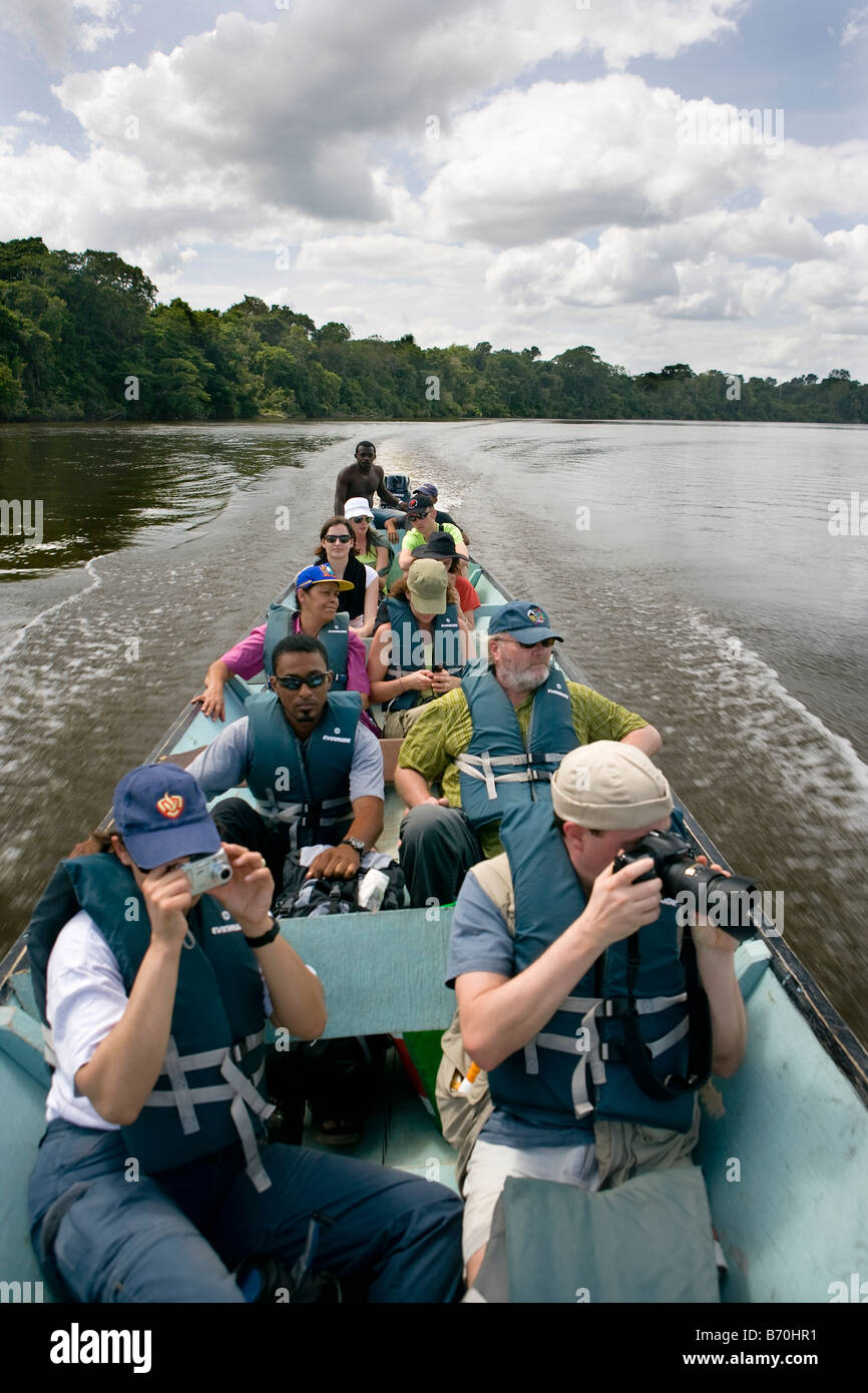 Le Suriname, Laduani, sur la rive de la rivière Suriname Boven. Les touristes en visite sur rivière avec creusés dans les canots. Banque D'Images