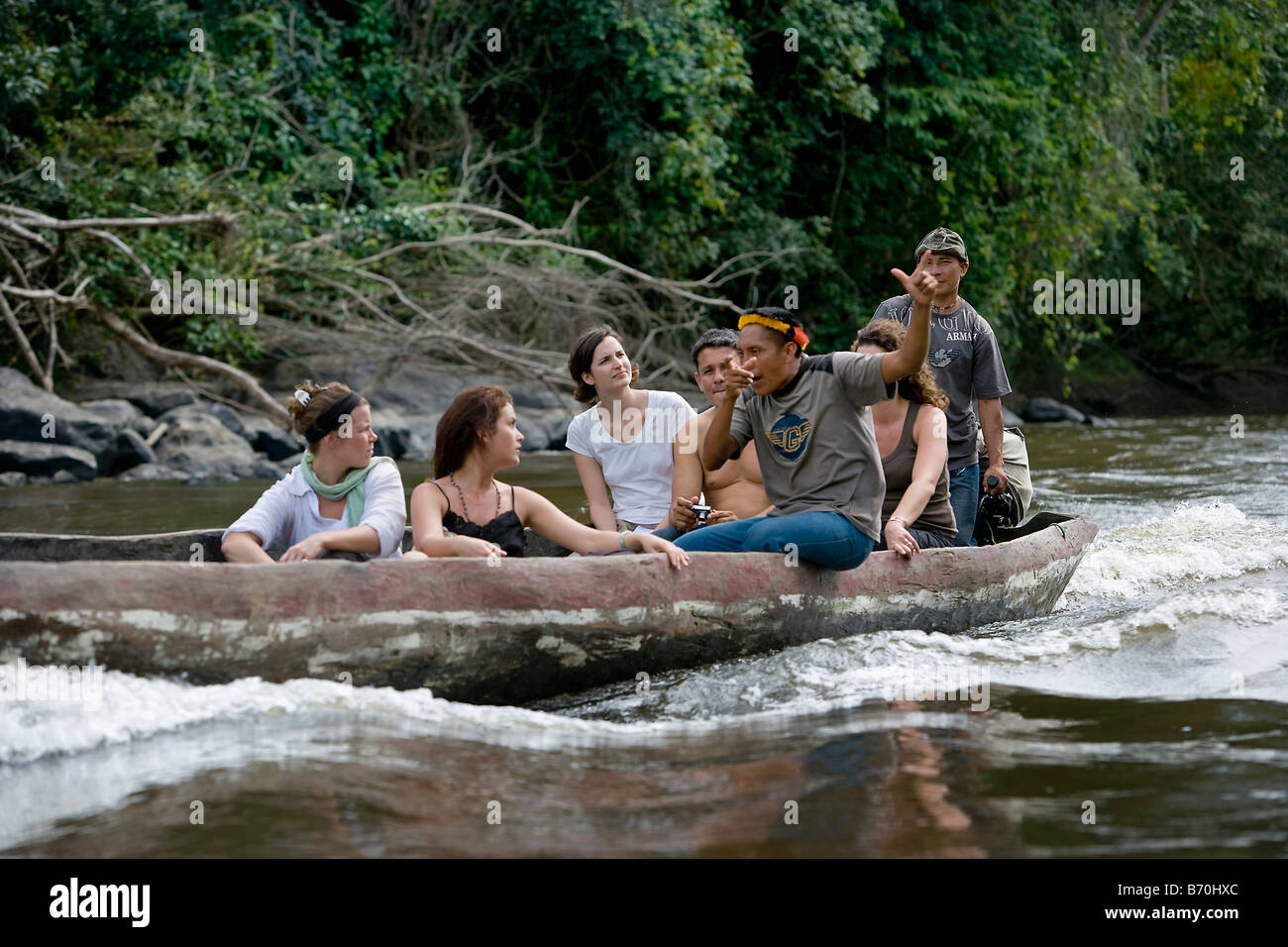 Le Suriname, Kwamalasamutu, les touristes en tournée avec creusés dans des canots, appelé 'korjaal', sur la rivière Sipaliwini. Banque D'Images