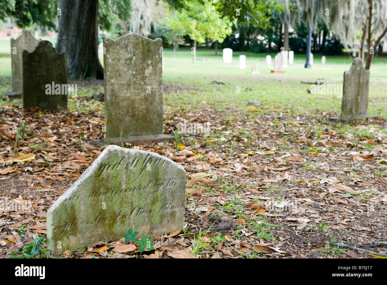 Une collection de pierres tombales du 19ème siècle dans le cimetière du parc Colonial de Savannah, Géorgie. Banque D'Images