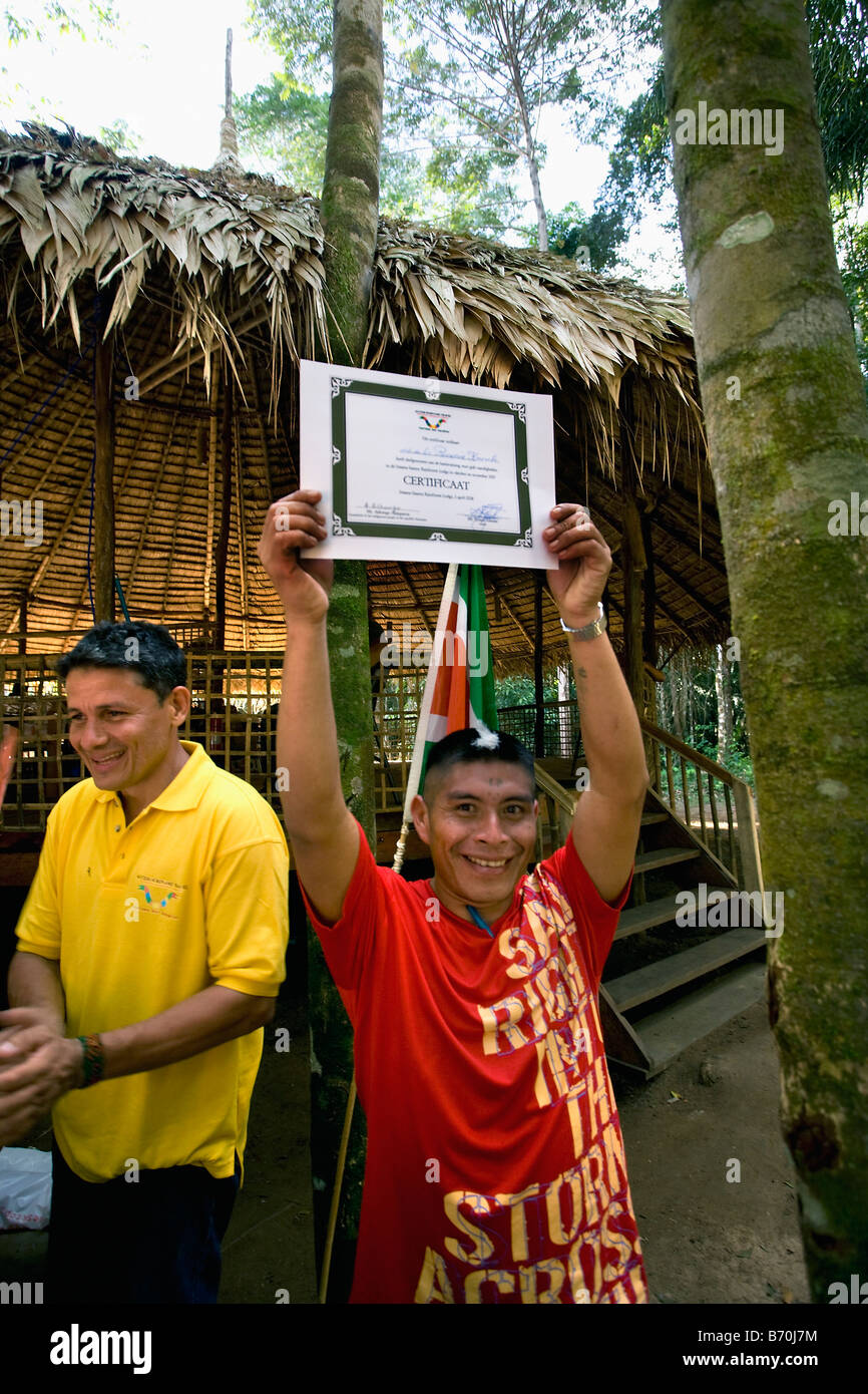 Le Suriname, Kwamalasamutu, délivrance de certificats aux guides touristiques du tourist lodge Iwana Samu. Banque D'Images