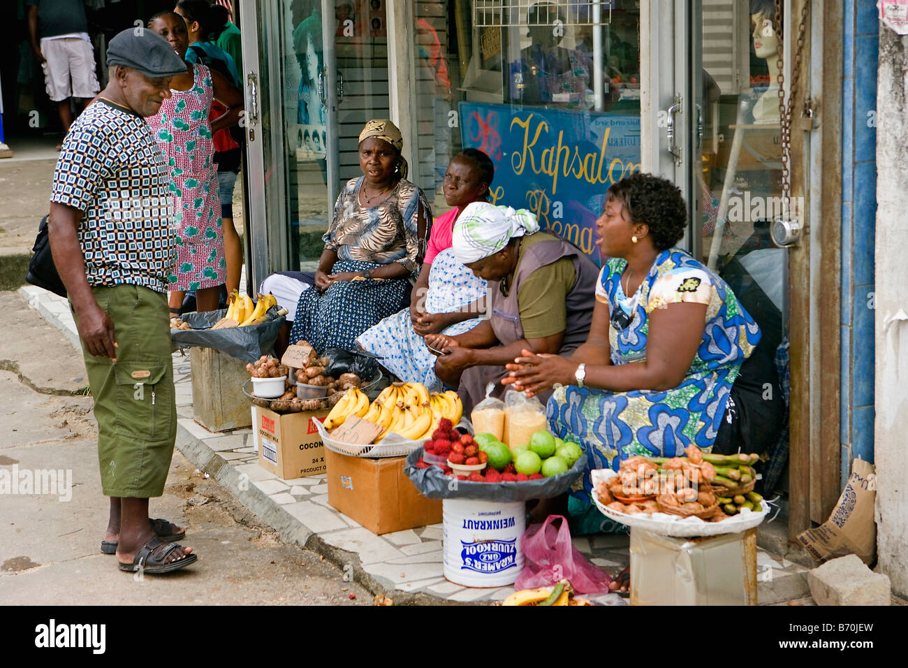 Le Suriname, Paramaribo. Femmes créoles du marché à la vente de fruits et légumes. Banque D'Images