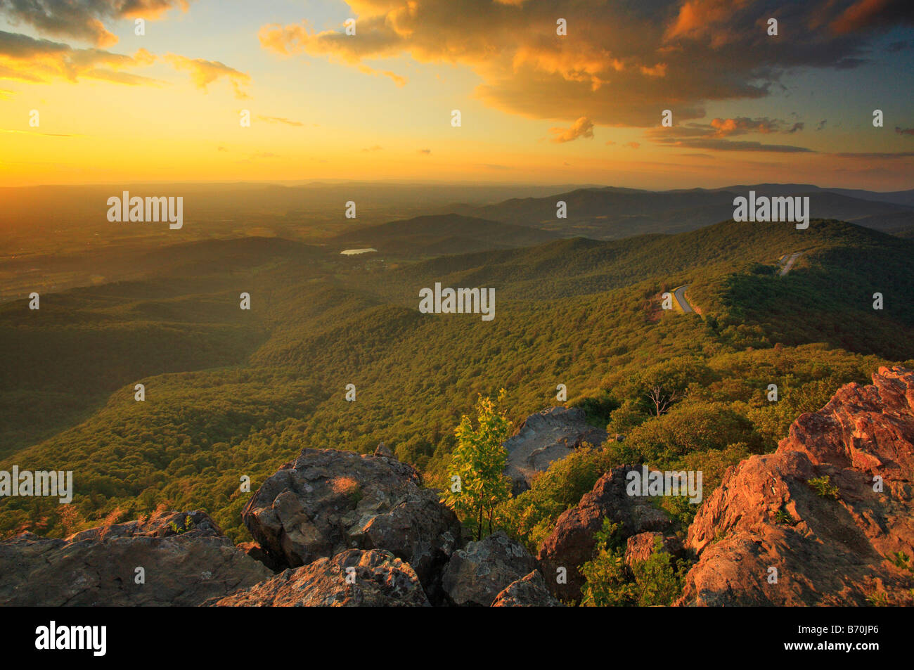 Avis de Skyline Drive de Little Stony Man Mountain, sentier des Appalaches, le Parc National Shenandoah, en Virginie, USA Banque D'Images