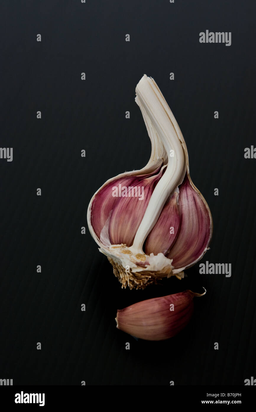 La moitié d'ail et de girofle lâche Banque D'Images