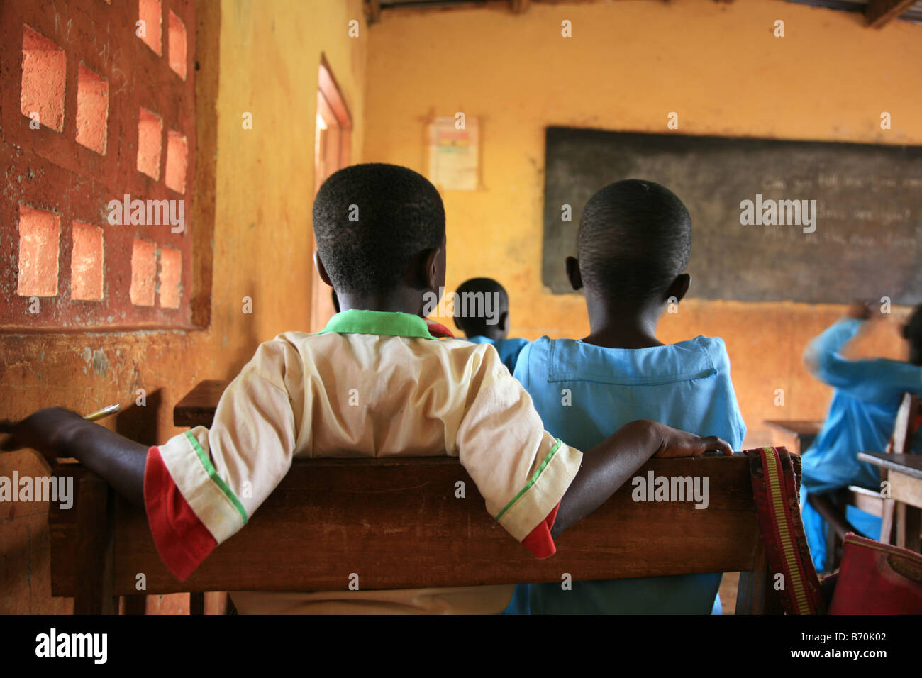 Deux garçons de l'école islamique à Sunyani Ghana l'écoute de l'enseignant dans les écoles coraniques du Ghana ont été transformés en islam Banque D'Images