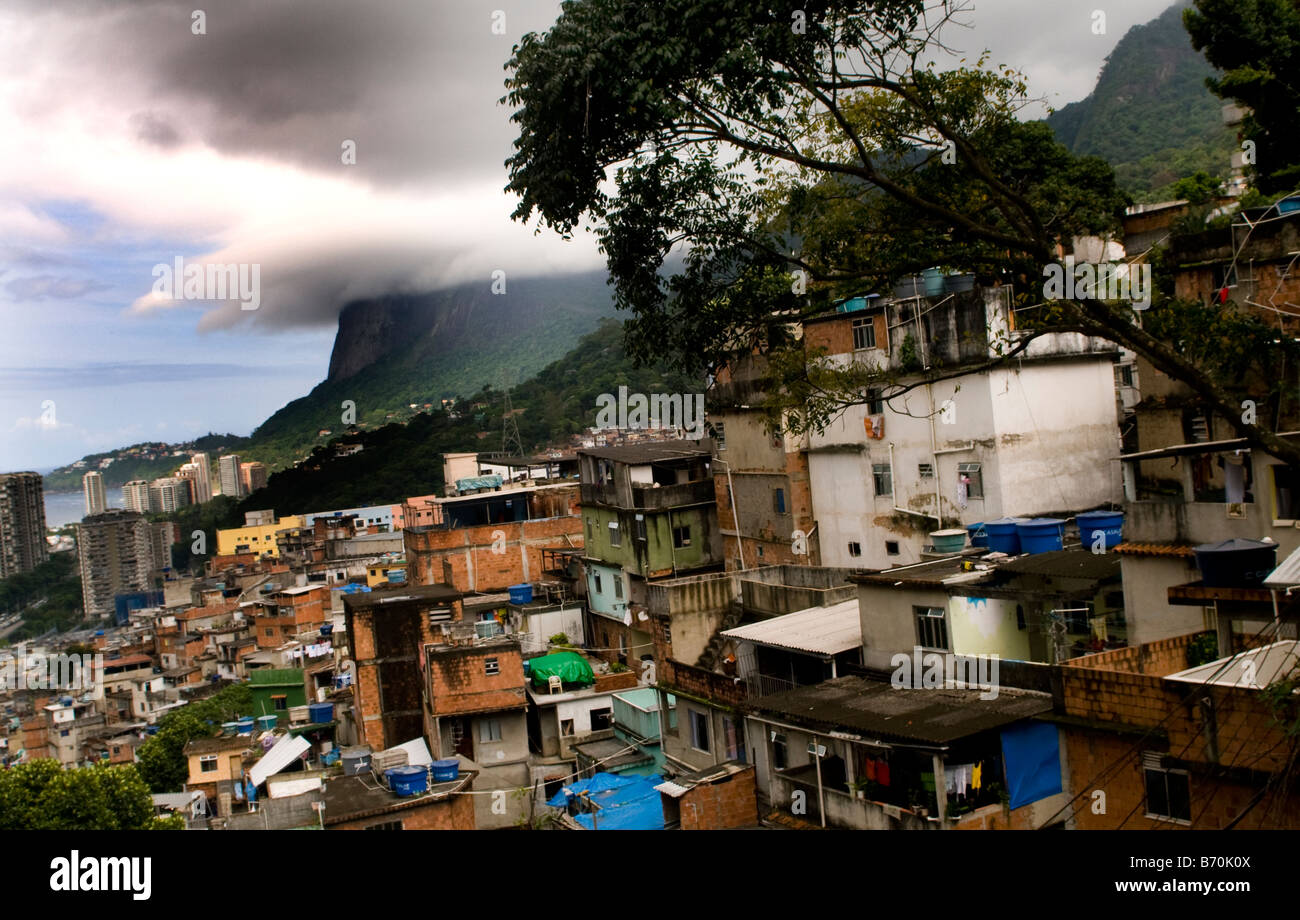 Vue sur la ville d'une favela de Rio. Banque D'Images