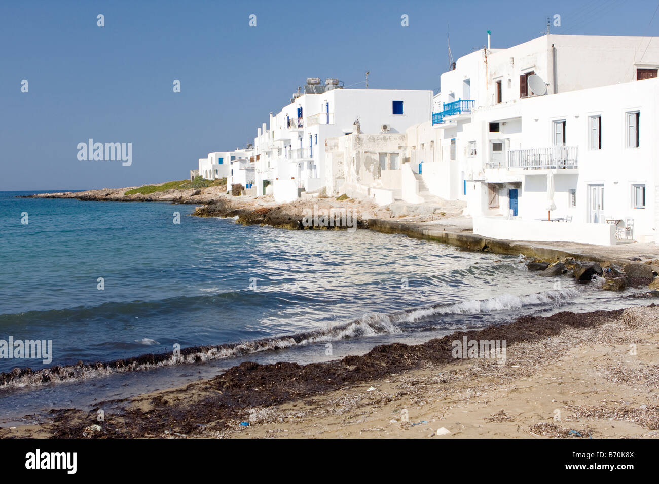 Vue sur village grec de Naoussa, par la mer, Paros, Cyclades, Grèce Banque D'Images Vue sur village grec de Naoussa, par la mer, Paros, Cyclades, Grèce Banque D'Images