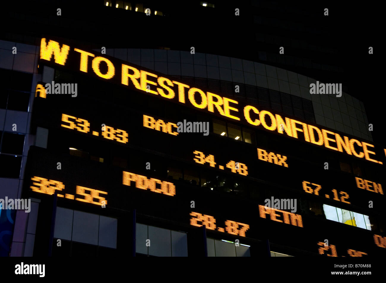 News et stock ticker dans Times Square Manhattan New York City New York USA Banque D'Images