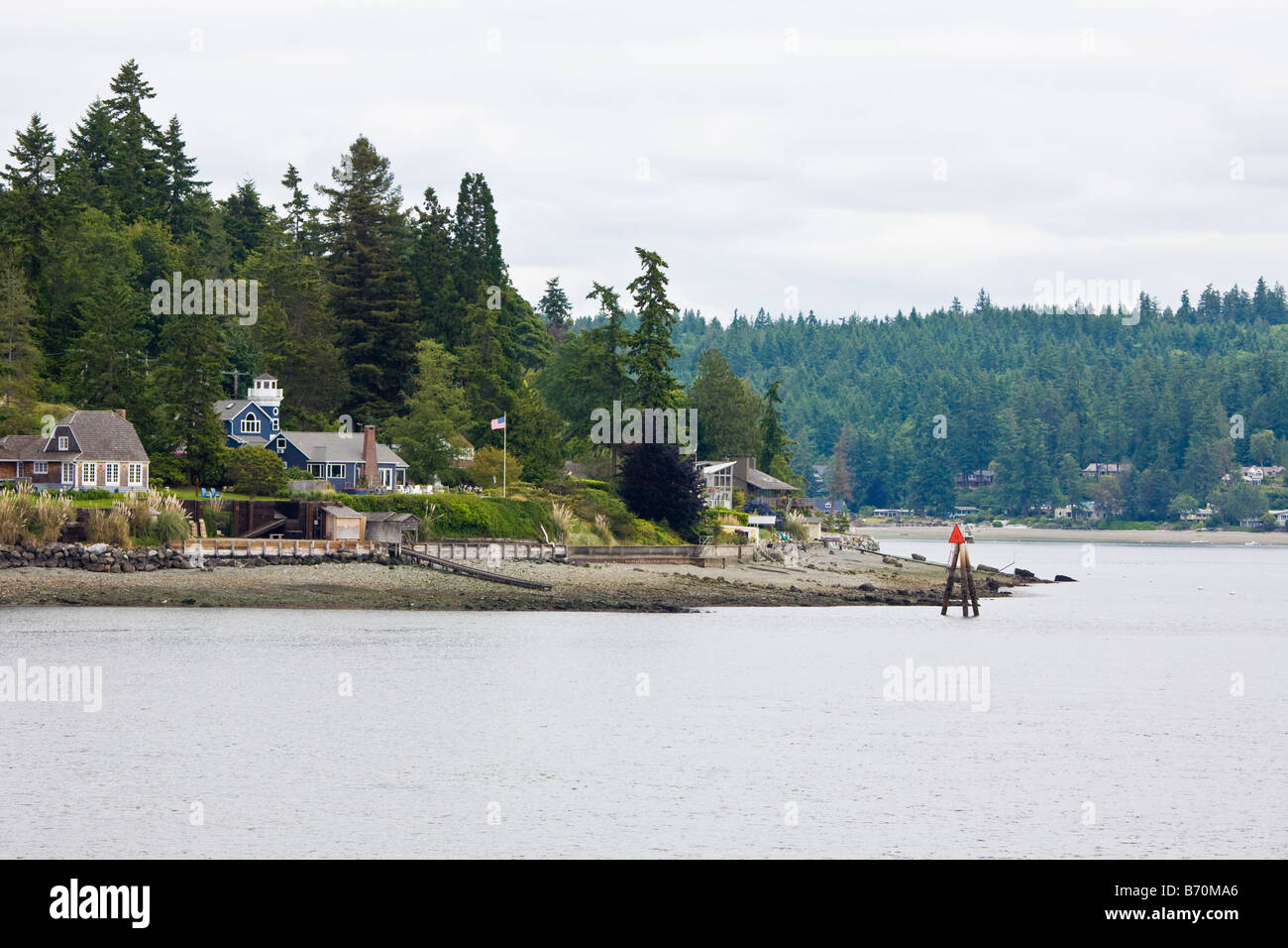 Les résidences le long des côtes de l'île de Puget Sound près de Seattle Washington Banque D'Images