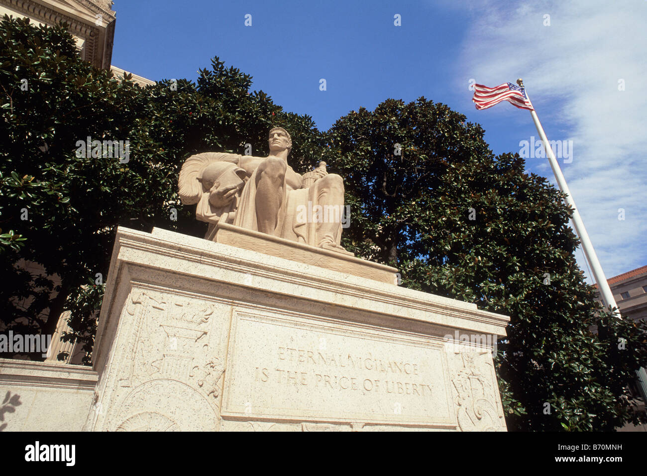 Washington DC.Statue à l'extérieur du Musée des Archives nationales.Extérieur du bâtiment du gouvernement.'La vigilance éternelle est le prix de la liberté'. Banque D'Images